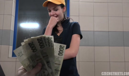 За пачку денег краля с автомойки помыла пенис пострела