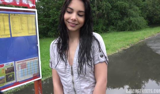 Чешский богач прокатил на елде опоздавшую на автобус цыпу