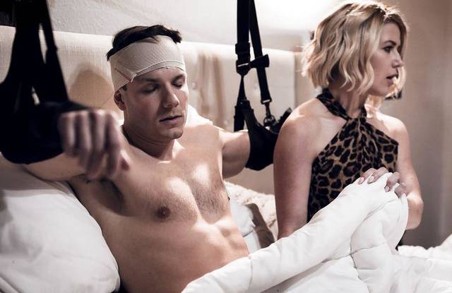 Мамуля отсосала лежачему сыну, а он выздоровел и оттрахал её по-полной