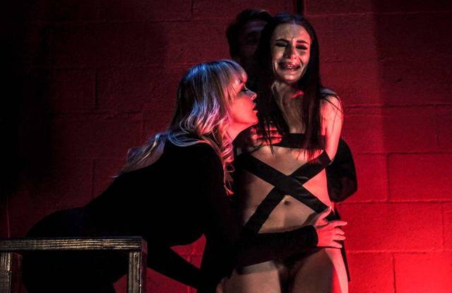 Оттрахана во все дырки на безумной оргии в сомнительном ночном клубе