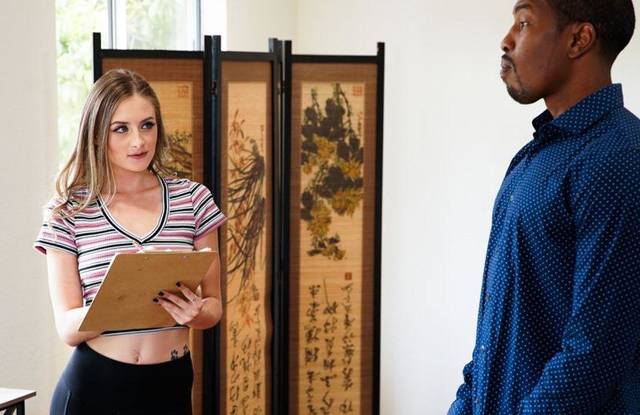 Молодая массажистка не устояла перед большим черным членом негра