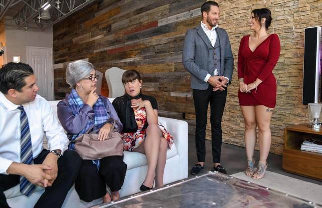 Семейный обед завершился трахом на столе с грудастой кузиной