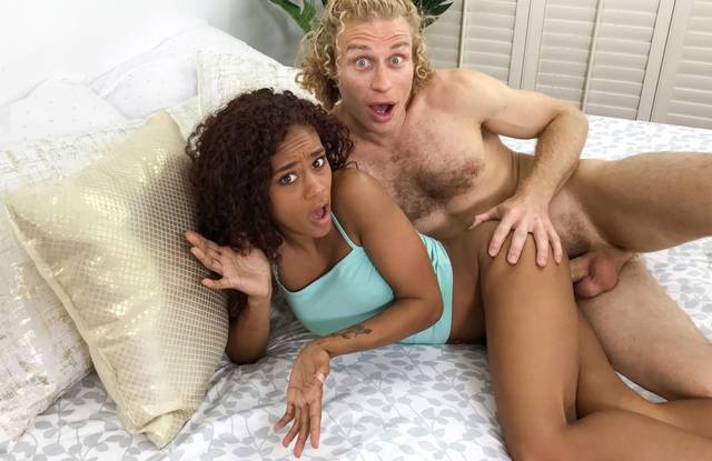 Парень сует огромный хуй в сестру-мулатку в спальне и наполняет ее спермаком