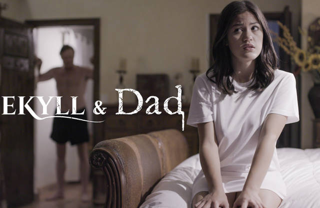 Папаша снял черные семейные трусы и выебал порно дочку жестко в горло