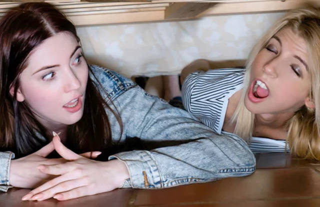 Девушки застряли под диваном - наглец трахнул обеих