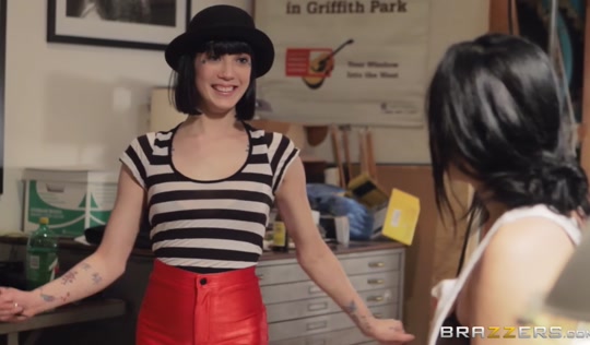 Барышня-фотограф исполняет кунилингус своей подруге