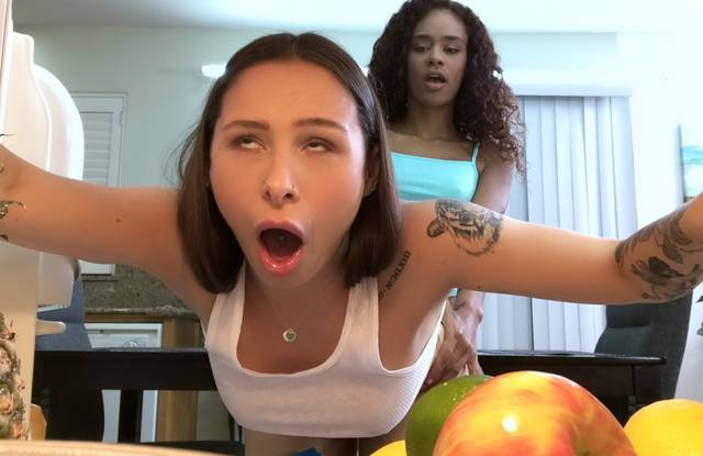 Классная негритянка раком на кухне страпонит пошлую соседку