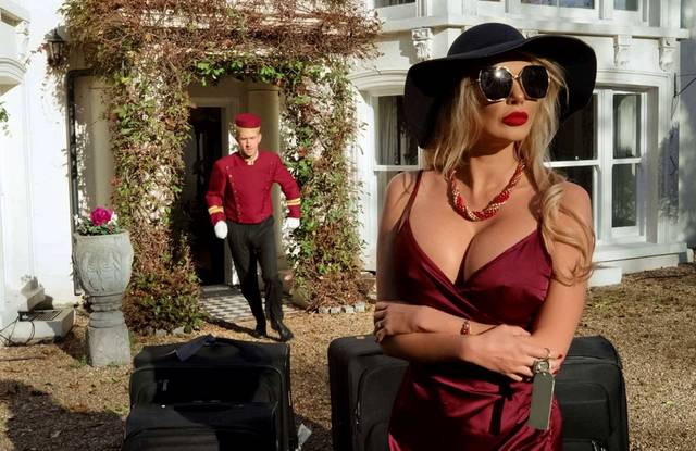 Гламурная телка на каблуках давится гигантским членом слуги